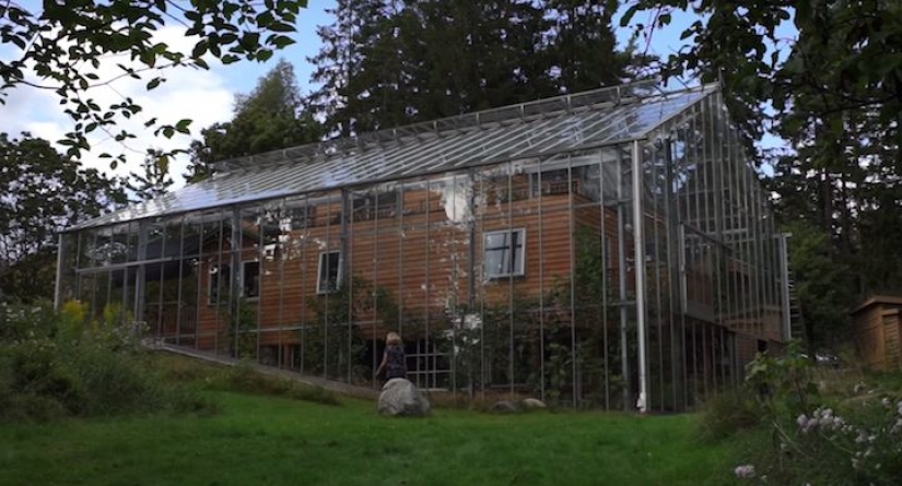 Para calentar su casa, un par construido a su alrededor un enorme invernadero