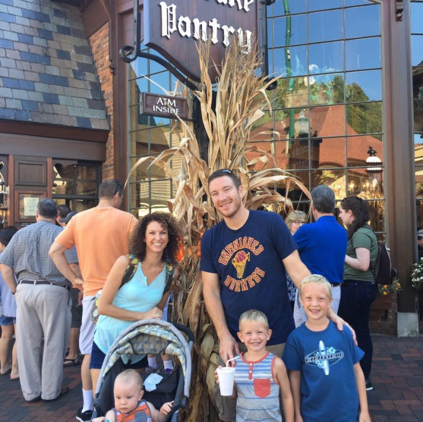 Para el 10º aniversario de la celebración del matrimonio la pareja protagonizó un loco sesión de fotos en el estilo de los años 80 Para el 10º aniversario de la celebración del matrimonio la pareja protagonizó un loco sesión de fotos en el estilo de los años 80