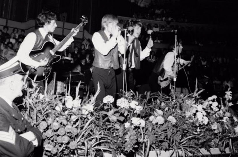 Parecía una icónica banda de rock en el principio