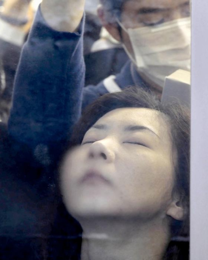Parece que la costumbre de aplastar en el metro de Tokio Parece que la costumbre de aplastar en el metro de Tokio