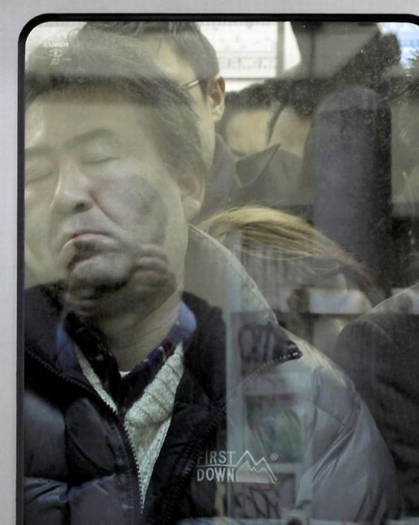Parece que la costumbre de aplastar en el metro de Tokio Parece que la costumbre de aplastar en el metro de Tokio