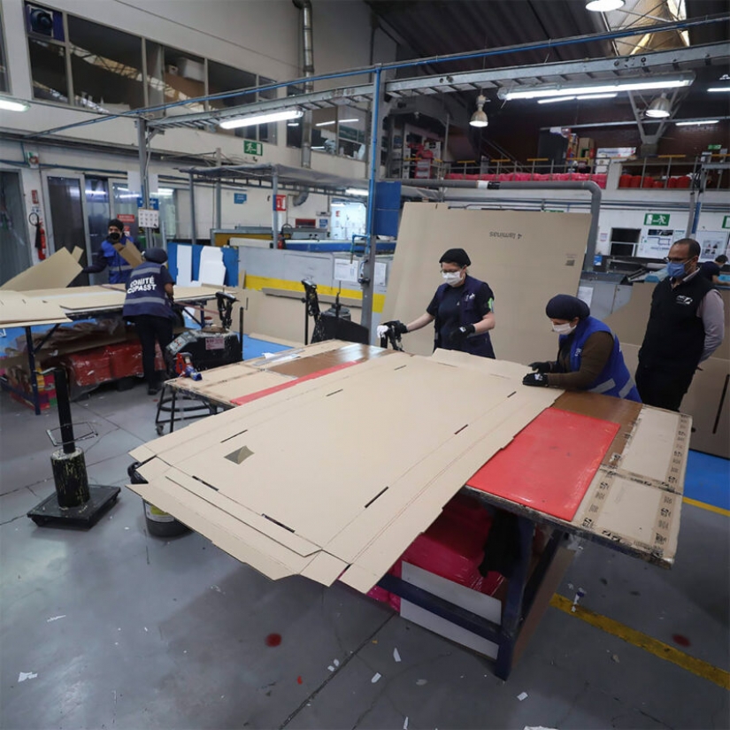 Pelicula de la muñeca, la cama se convierte en un ataúd para los pacientes que fallecieron de coronavirus Pelicula de la muñeca, la cama se convierte en un ataúd para los pacientes que fallecieron de coronavirus