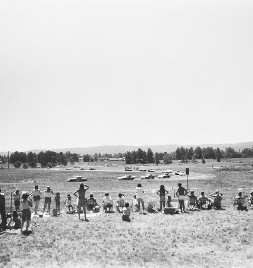 Photographer, bought at a flea market an old camera, found pictures of the 30-year-old