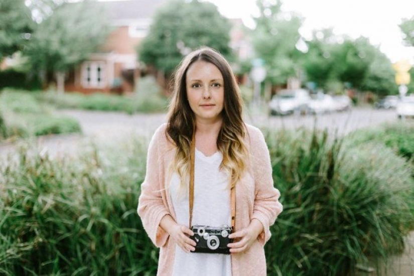 Photographer, bought at a flea market an old camera, found pictures of the 30-year-old