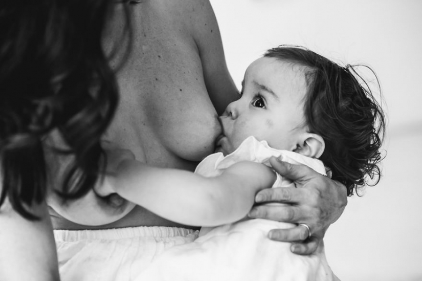 Photographer takes nursing mothers and it is very beautiful