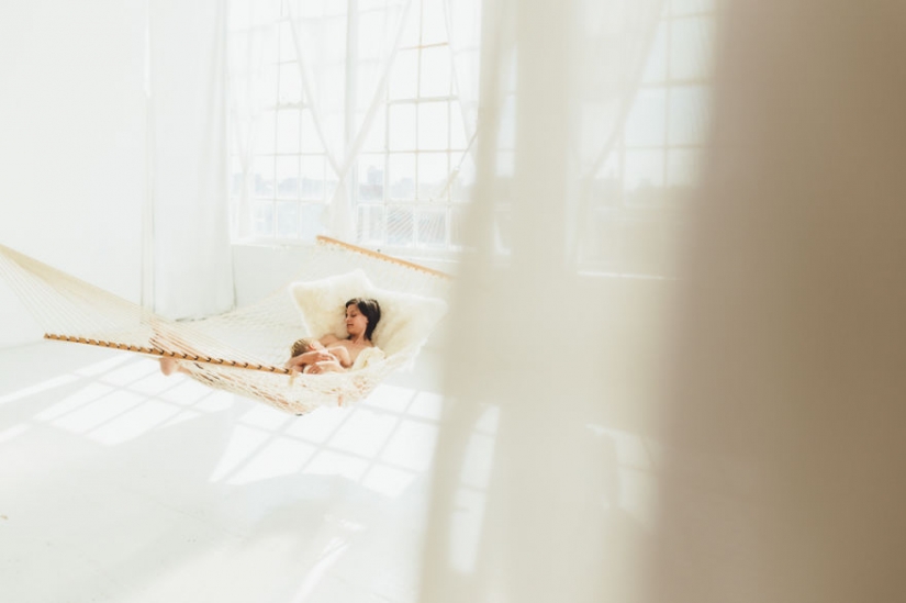 Photographer takes nursing mothers and it is very beautiful