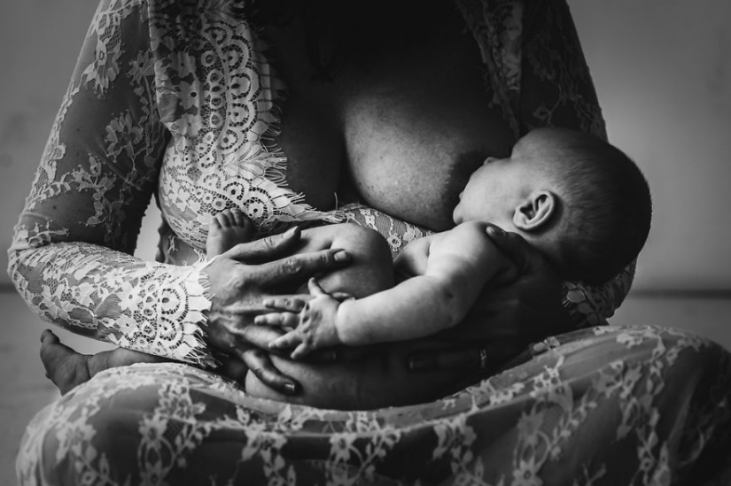 Photographer takes nursing mothers and it is very beautiful