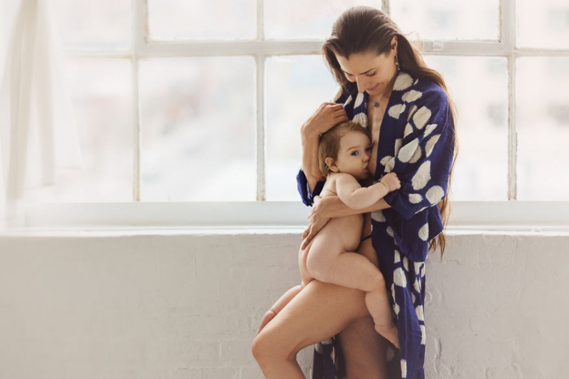 Photographer takes nursing mothers and it is very beautiful