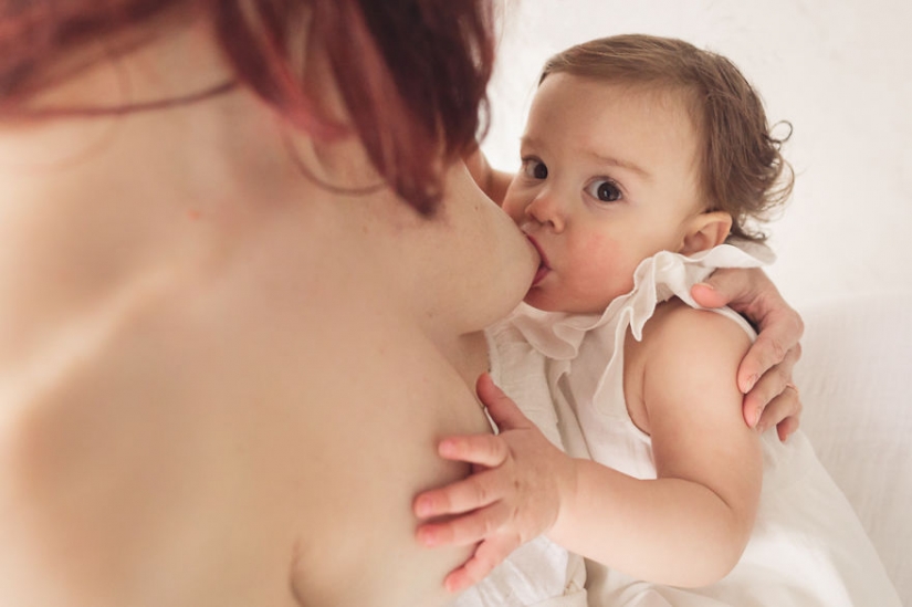Photographer takes nursing mothers and it is very beautiful