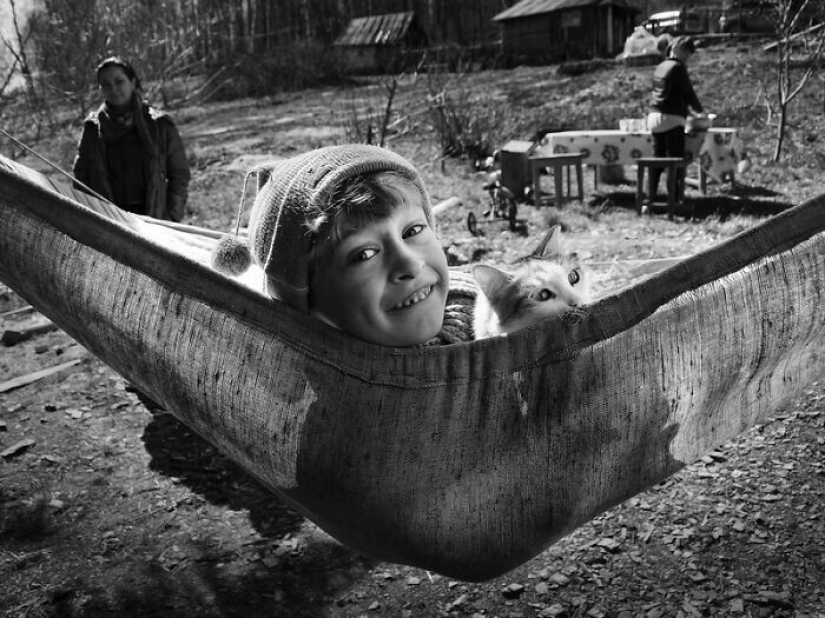 Pictures of a person, who is traveling in Russia with a camera in his hands