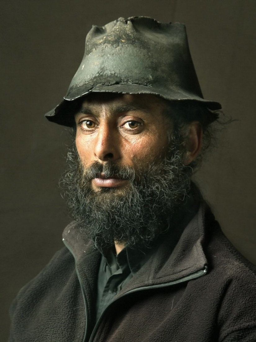 Poignant portraits of the Iberian Roma in the style of old paintings Poignant portraits of the Iberian Roma in the style of old paintings