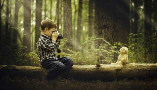 "¿Quién eres tú sin una costosa cámara?": el fotógrafo dijo Hayter fresco de material de archivo en una cámara