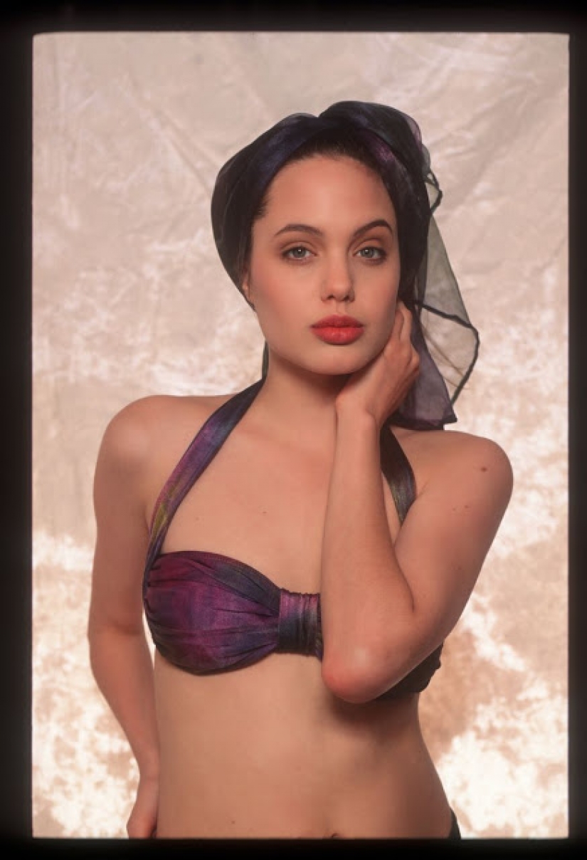 Rare footage from shoot 16-year-old Angelina Jolie in lingerie Rare footage from shoot 16-year-old Angelina Jolie in lingerie