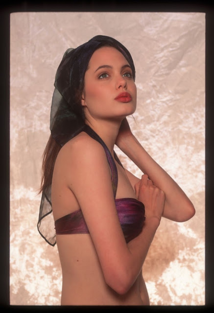 Rare footage from shoot 16-year-old Angelina Jolie in lingerie Rare footage from shoot 16-year-old Angelina Jolie in lingerie