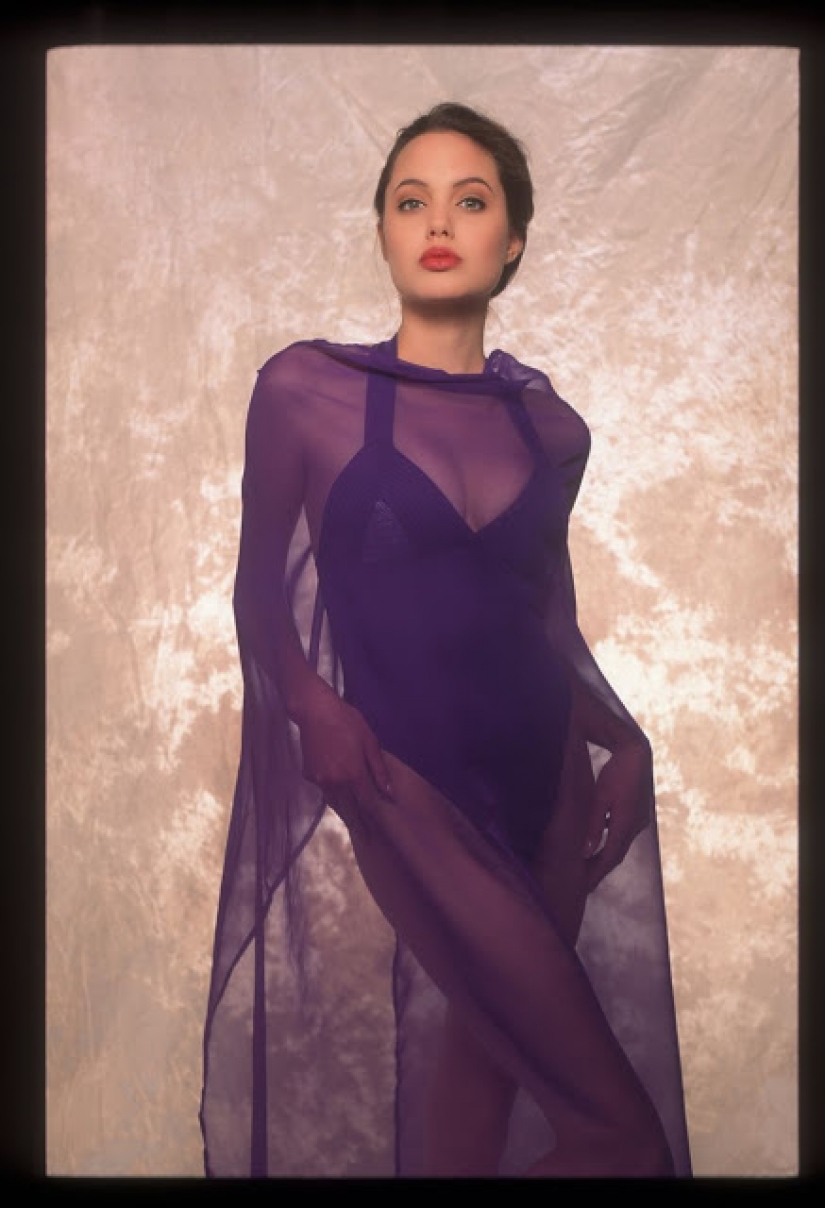 Rare footage from shoot 16-year-old Angelina Jolie in lingerie Rare footage from shoot 16-year-old Angelina Jolie in lingerie