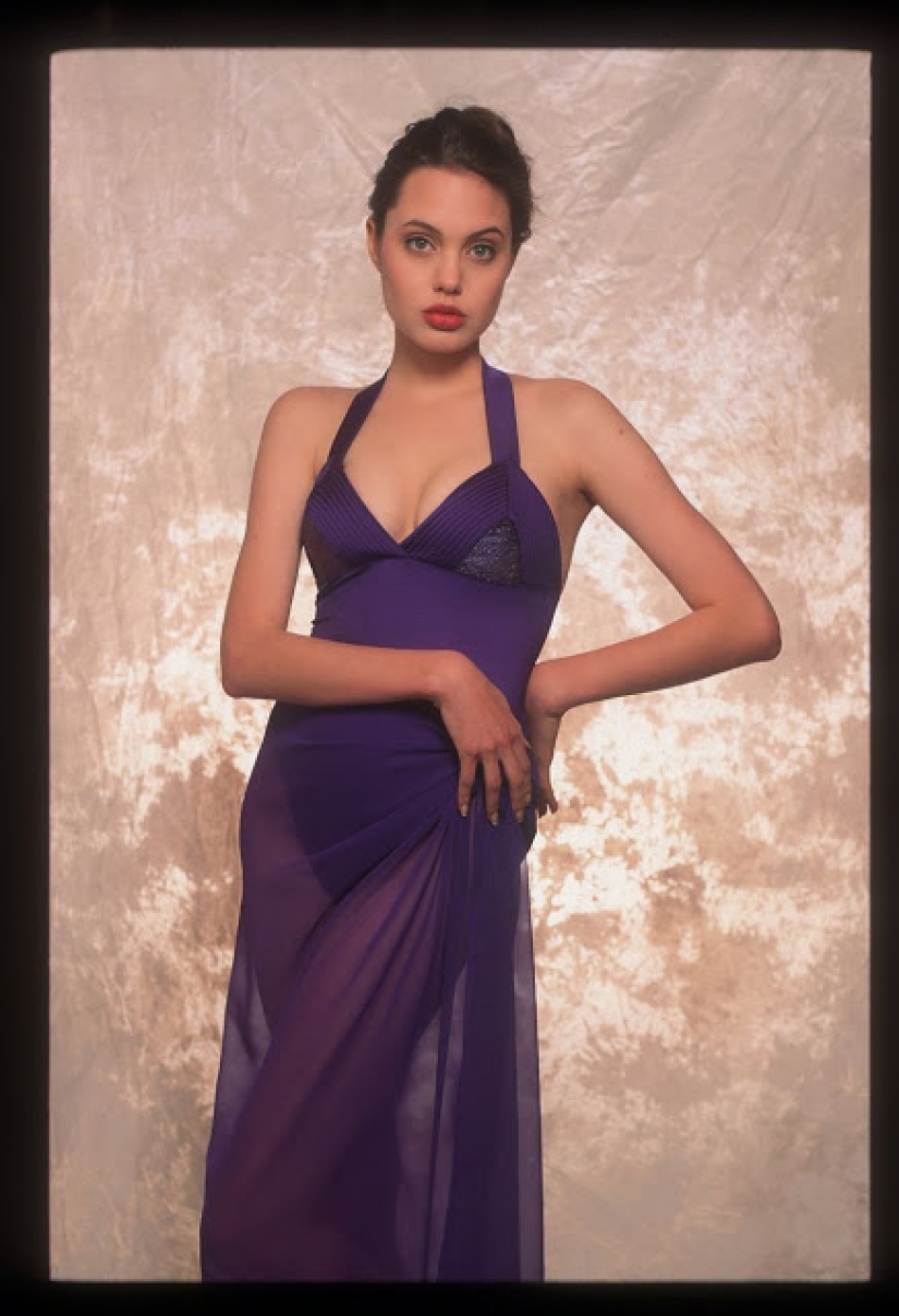 Rare footage from shoot 16-year-old Angelina Jolie in lingerie Rare footage from shoot 16-year-old Angelina Jolie in lingerie