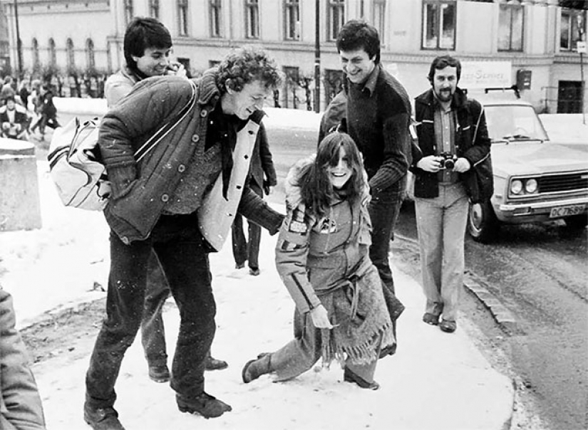 Rare photos of celebrities, proving that they are ordinary people Rare photos of celebrities, proving that they are ordinary people