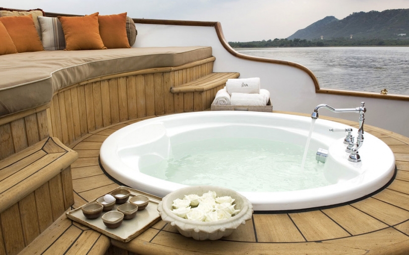 Recumbent tour: 9 best bathtubs on the planet