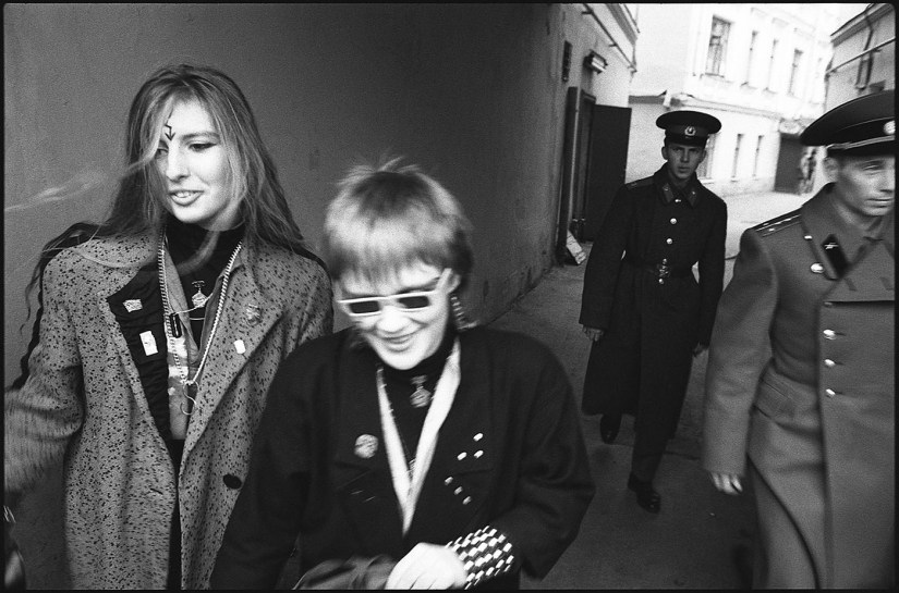 Respiración profunda de la libertad: el material de archivo de la brillante roca de la juerga de la perestroika Respiración profunda de la libertad: el material de archivo de la brillante roca de la juerga de la perestroika