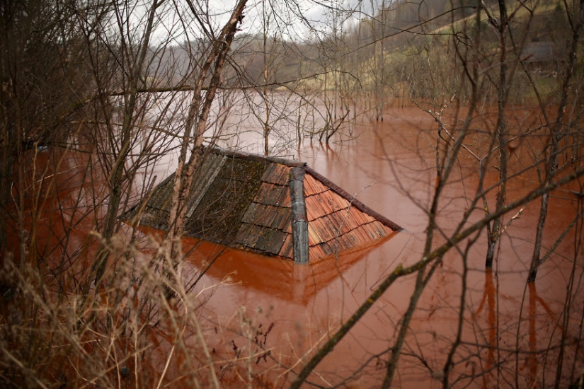 Romanian village Diamana sinking in a lake of industrial waste