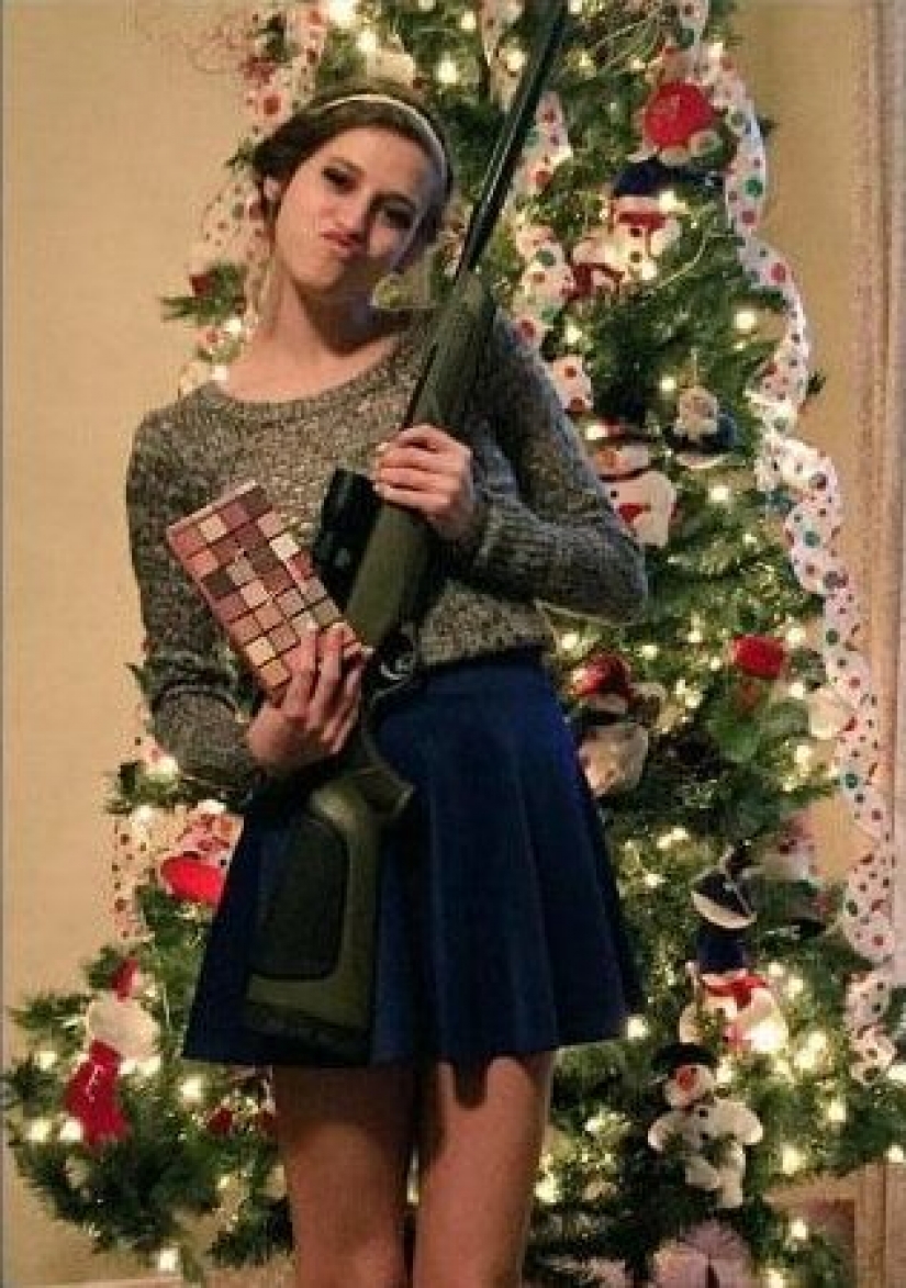 Santo de humo, dos armas de fuego: los Estadounidenses empuñando armas de fuego que "Santa trajo para la Navidad" Santo de humo, dos armas de fuego: los Estadounidenses empuñando armas de fuego que "Santa trajo para la Navidad"