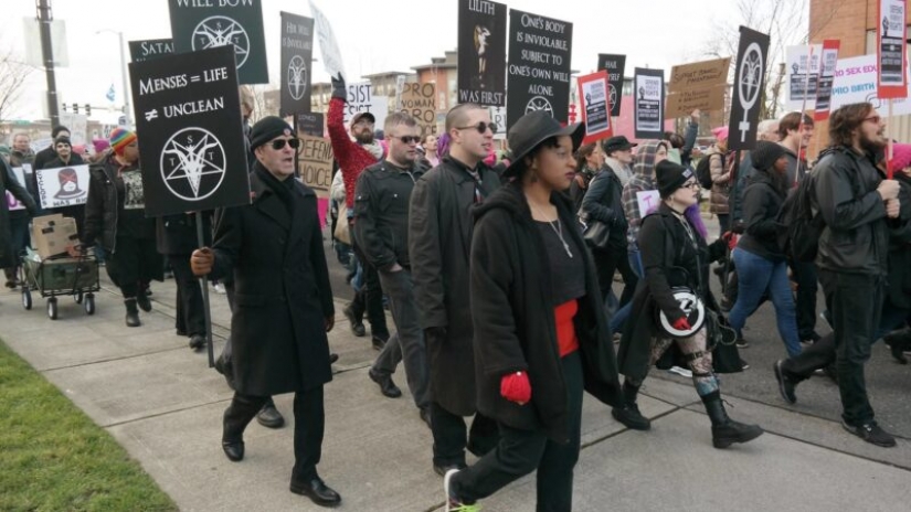 Satanistas amenazan el Mississippi para mencionar a Dios en una nueva bandera