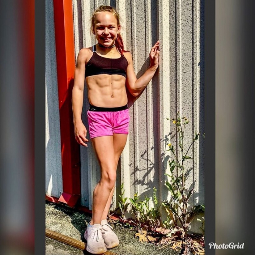 Se parece a 10 años de edad chica que entrena durante 30 horas a la semana