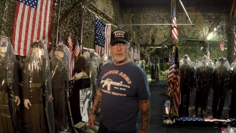 Se retiró de los Estados unidos — el hombre armado en el planeta