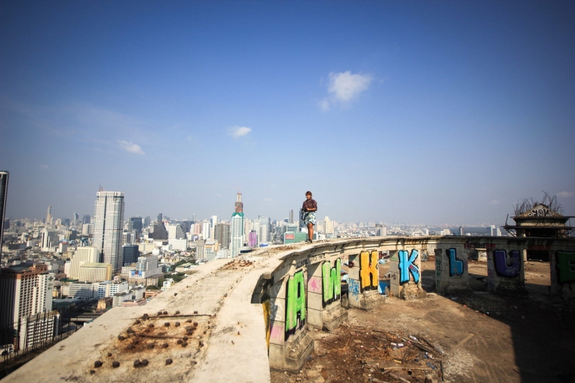 Se ve como el mayor rascacielos abandonado en el mundo