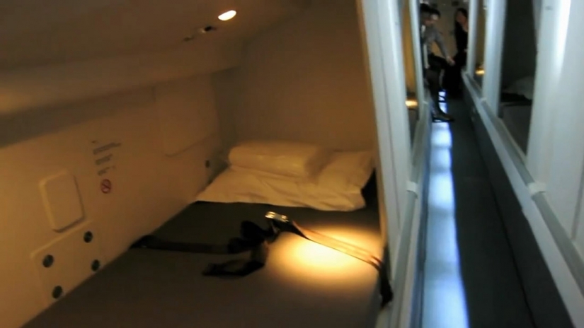 Secret bedroom, a pretty flight attendants on long flights Secret bedroom, a pretty flight attendants on long flights