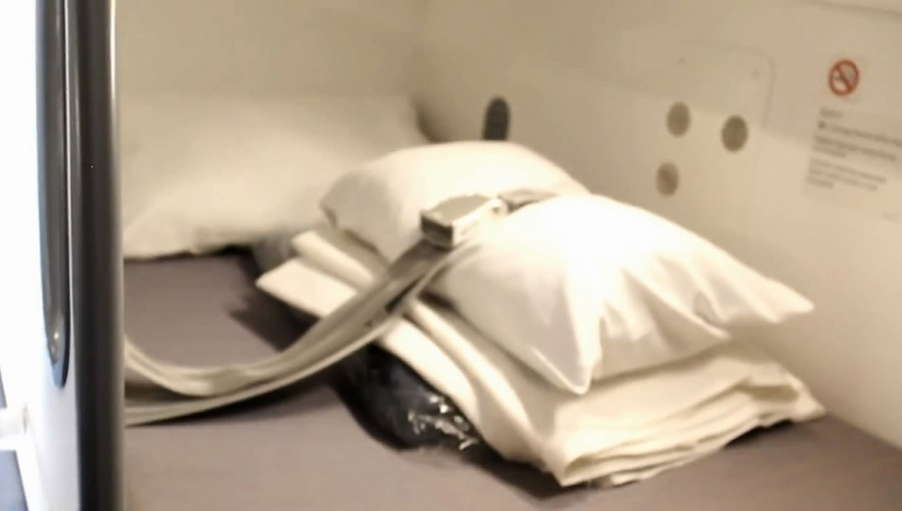 Secret bedroom, a pretty flight attendants on long flights Secret bedroom, a pretty flight attendants on long flights