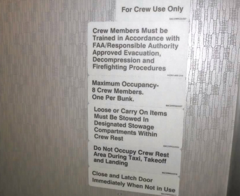 Secret bedroom, a pretty flight attendants on long flights Secret bedroom, a pretty flight attendants on long flights