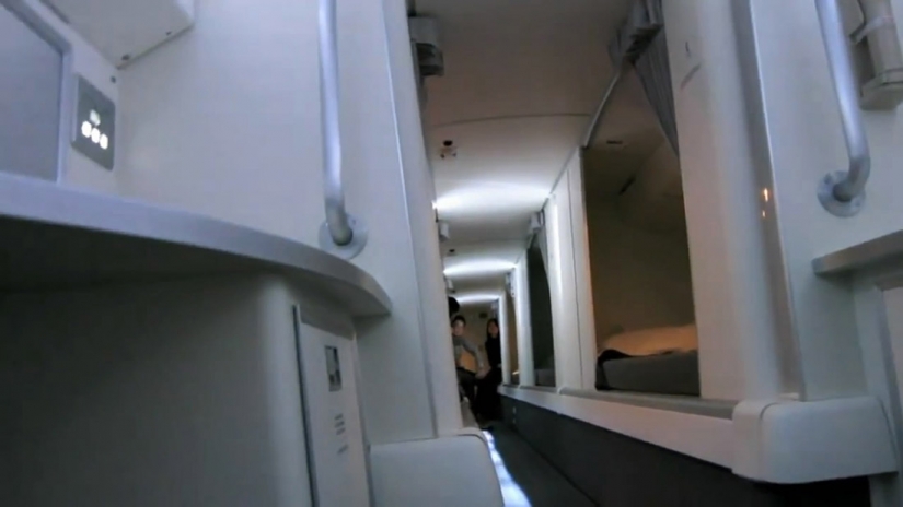 Secret bedroom, a pretty flight attendants on long flights Secret bedroom, a pretty flight attendants on long flights