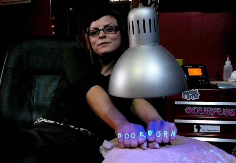 Secret of tattoo: designs and drawings that are visible only under UV light Secret of tattoo: designs and drawings that are visible only under UV light