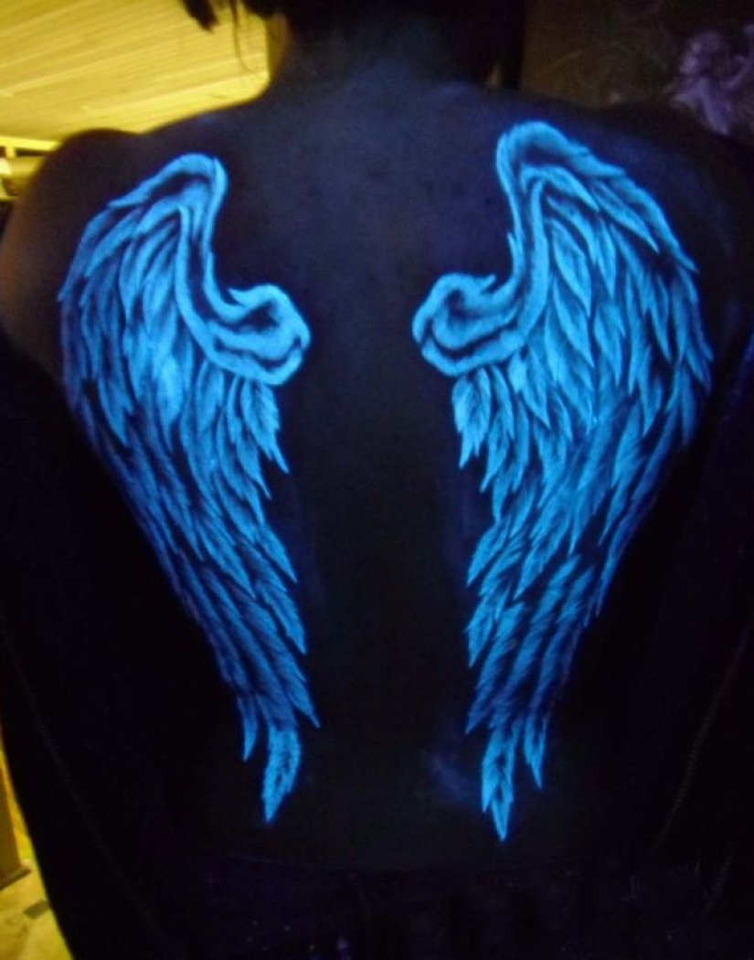 Secret of tattoo: designs and drawings that are visible only under UV light Secret of tattoo: designs and drawings that are visible only under UV light