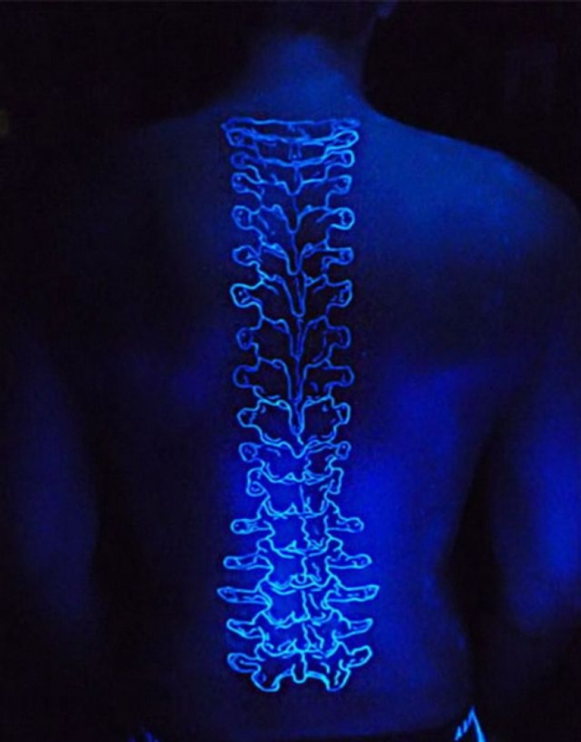 Secret of tattoo: designs and drawings that are visible only under UV light Secret of tattoo: designs and drawings that are visible only under UV light