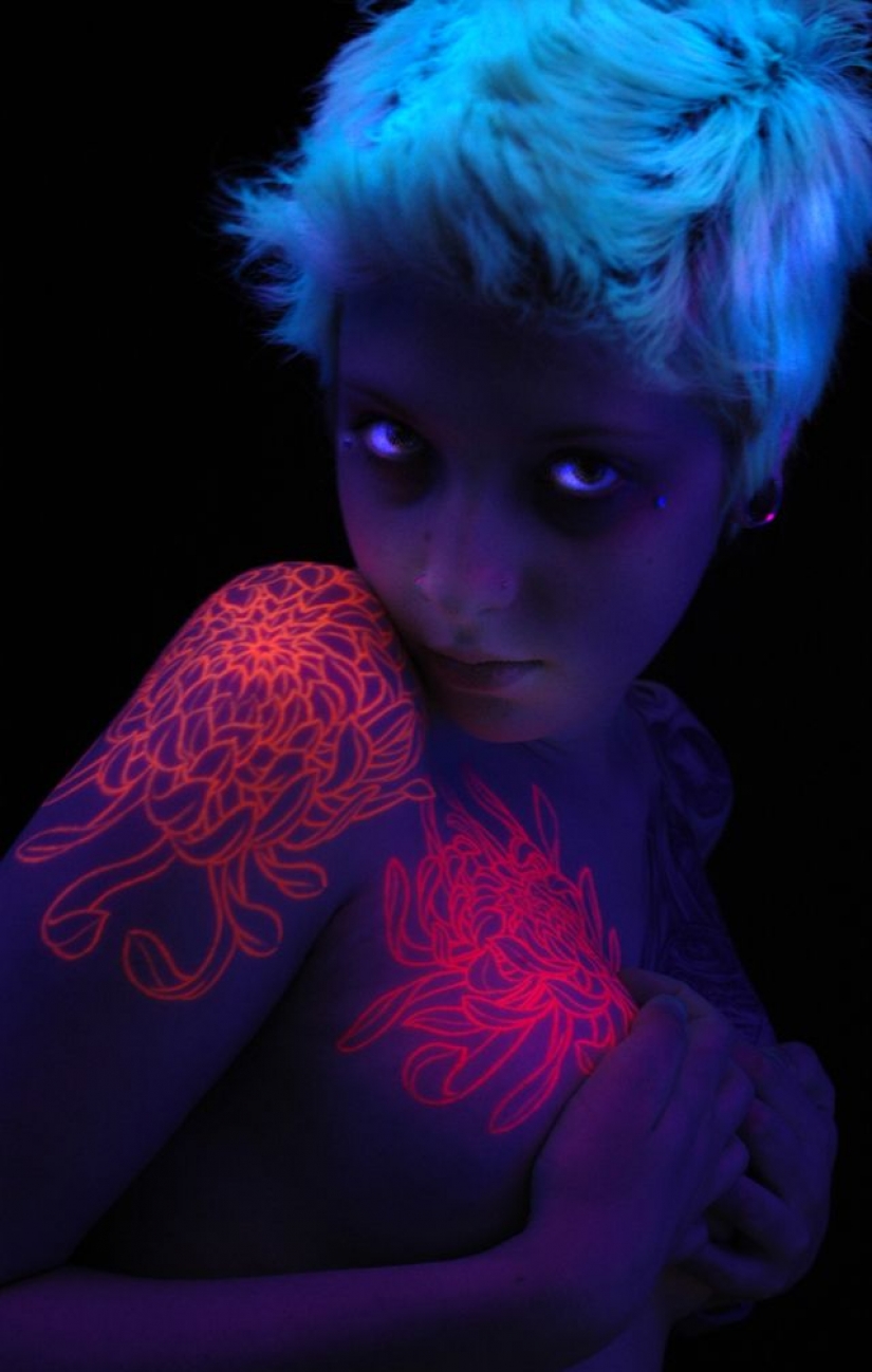 Secret of tattoo: designs and drawings that are visible only under UV light Secret of tattoo: designs and drawings that are visible only under UV light