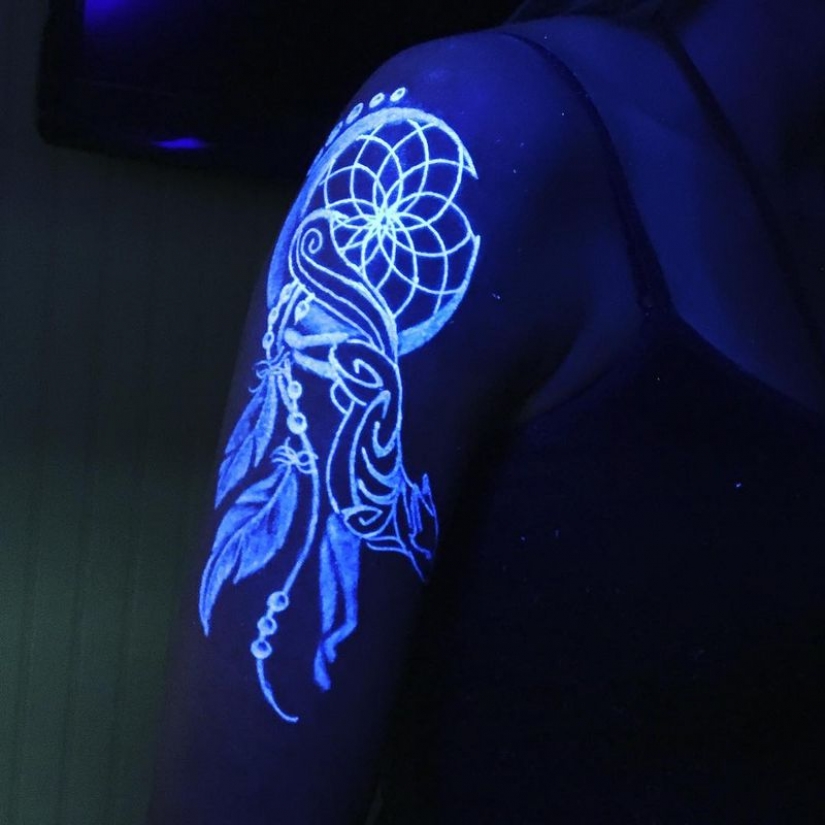 Secreto de los tatuajes: diseños y dibujos que sólo son visibles bajo luz ULTRAVIOLETA Secreto de los tatuajes: diseños y dibujos que sólo son visibles bajo luz ULTRAVIOLETA