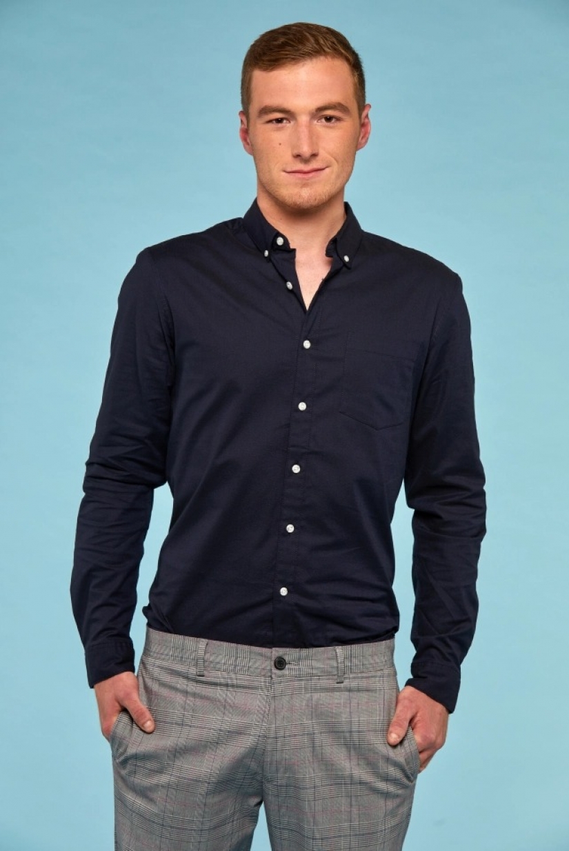 Sexo seguro: mujer Británica con coronafobia hacer el amor sólo en una máscara y guantes