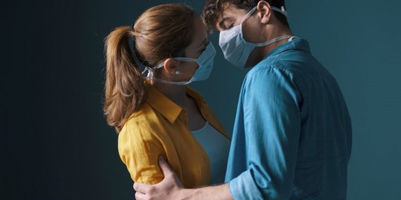 Sexo seguro: mujer Británica con coronafobia hacer el amor sólo en una máscara y guantes