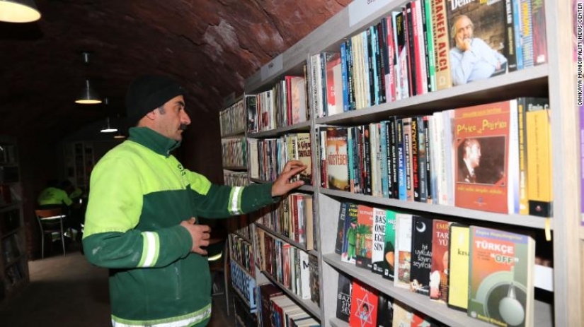 Some discarded, others are collecting: Turkish dustmen have collected a library of "saved" books