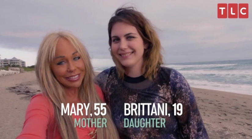 Strange relations: the 19-year-old daughter still takes a shower with his mother and sleeps with her in bed