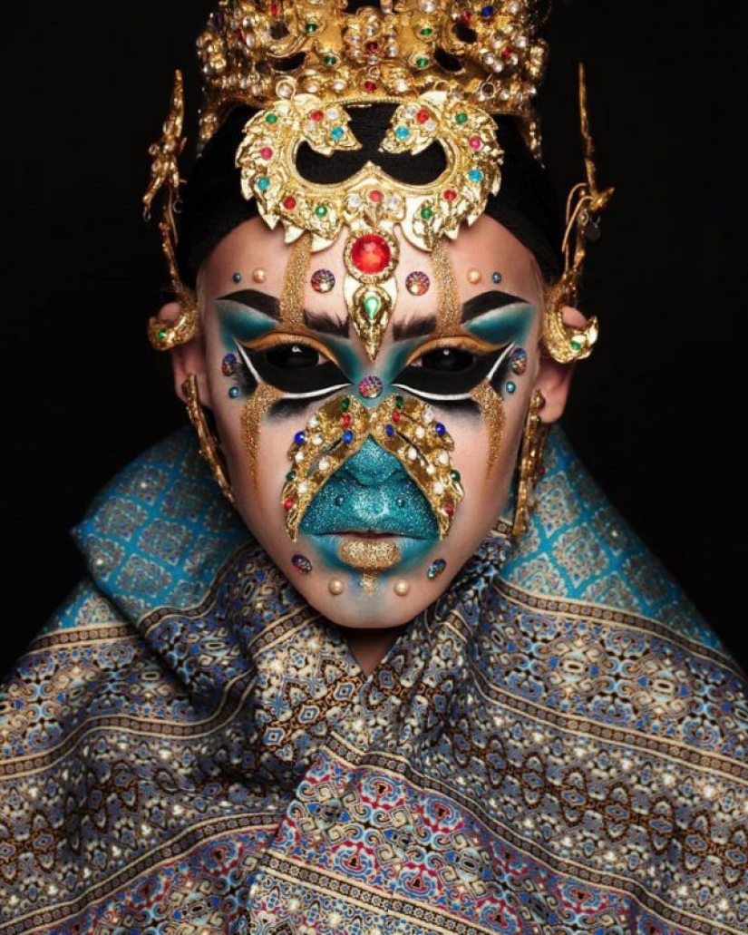 Surreal make-up from a queer artist Hungry make her a alien Surreal make-up from a queer artist Hungry make her a alien