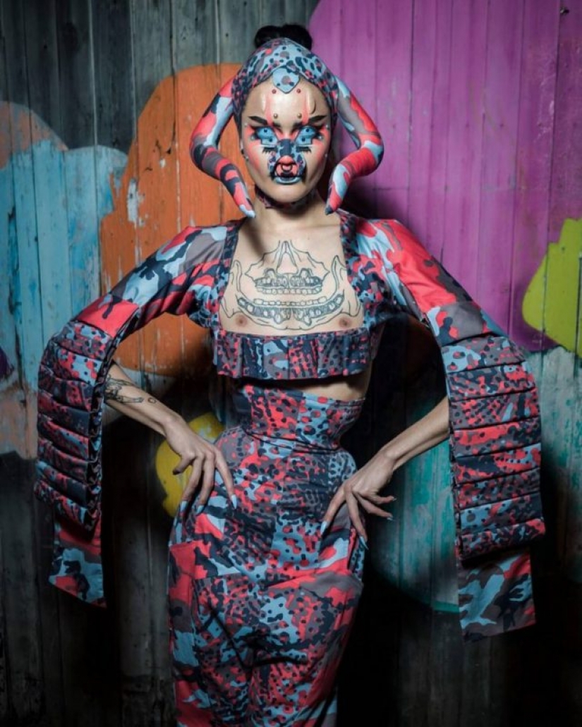 Surreal make-up from a queer artist Hungry make her a alien Surreal make-up from a queer artist Hungry make her a alien