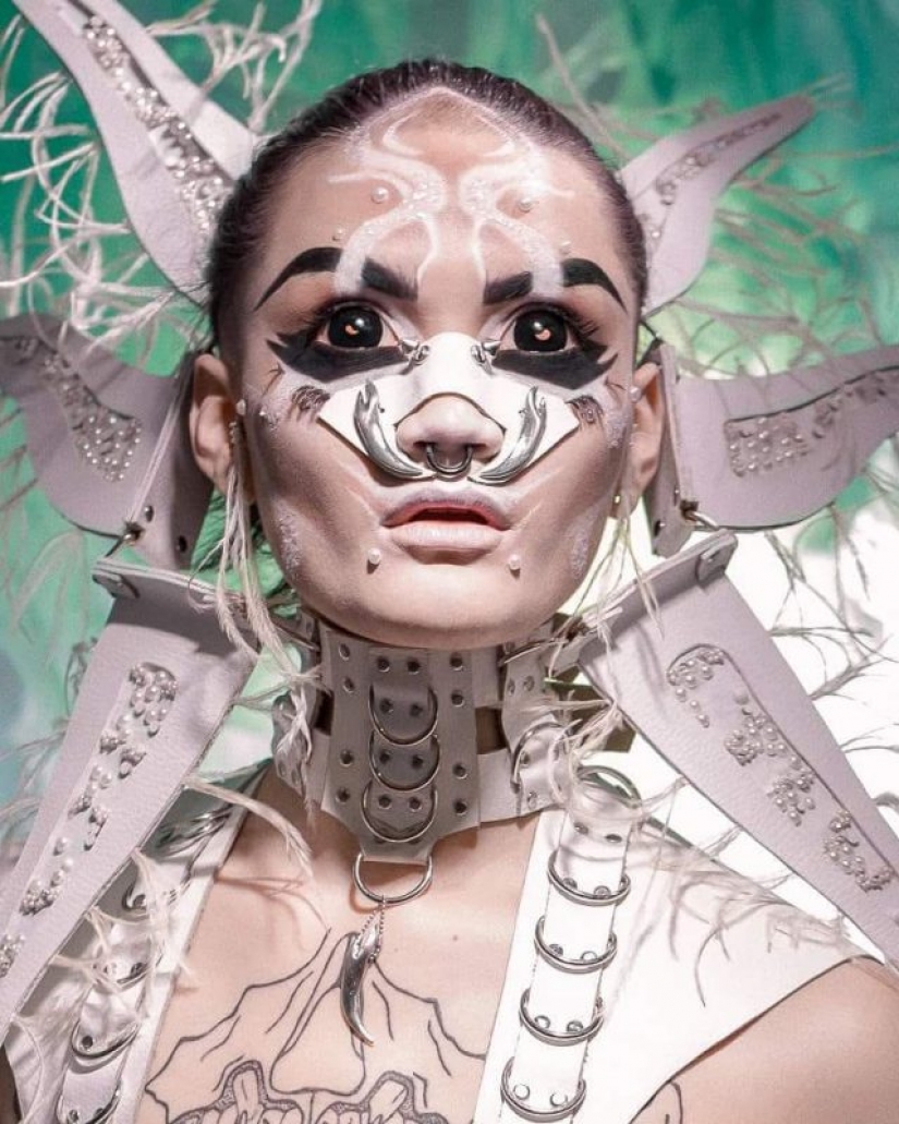 Surreal make-up from a queer artist Hungry make her a alien Surreal make-up from a queer artist Hungry make her a alien