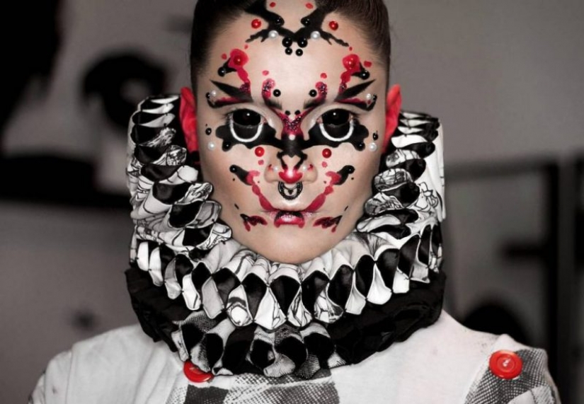 Surreal make-up from a queer artist Hungry make her a alien Surreal make-up from a queer artist Hungry make her a alien