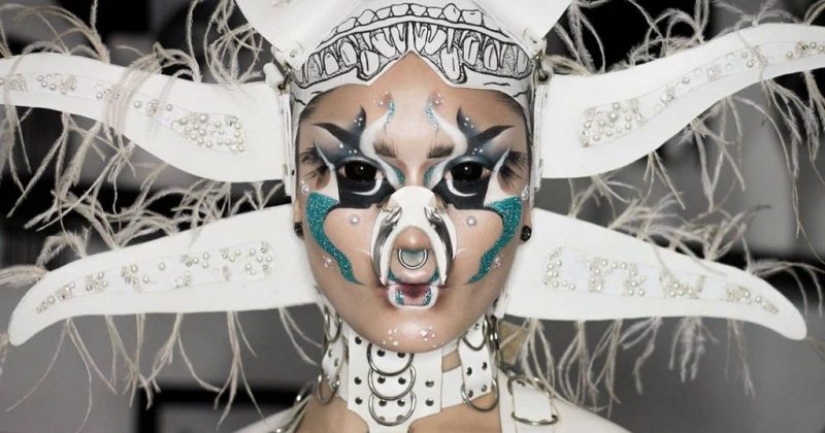 Surrealista el maquillaje de un artista queer Hambre, hacen de ella una alienígena Surrealista el maquillaje de un artista queer Hambre, hacen de ella una alienígena