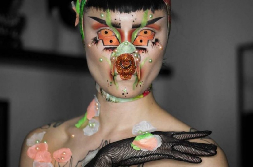 Surrealista el maquillaje de un artista queer Hambre, hacen de ella una alienígena Surrealista el maquillaje de un artista queer Hambre, hacen de ella una alienígena