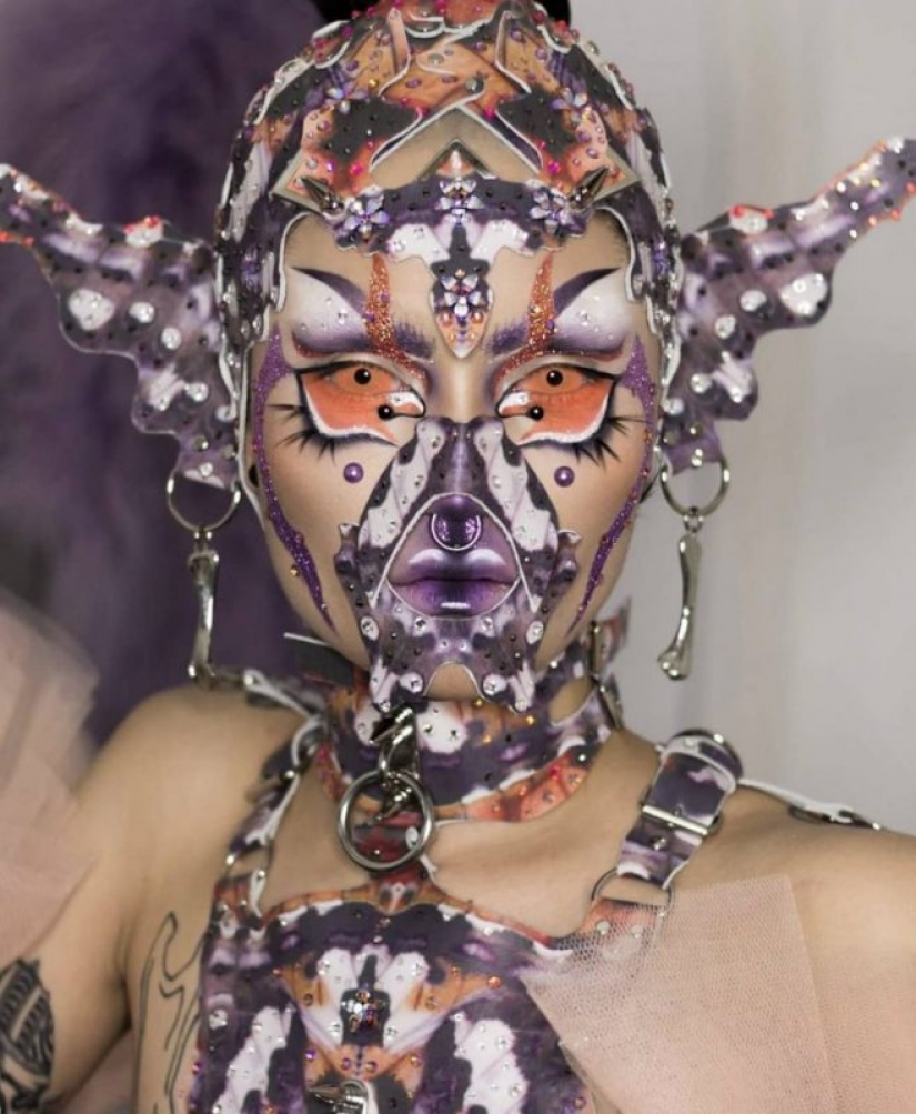 Surrealista el maquillaje de un artista queer Hambre, hacen de ella una alienígena Surrealista el maquillaje de un artista queer Hambre, hacen de ella una alienígena