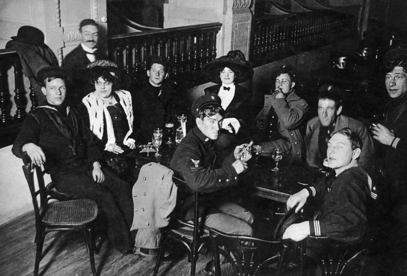 The age-old history of the main world of the cabaret "Moulin Rouge" in photos